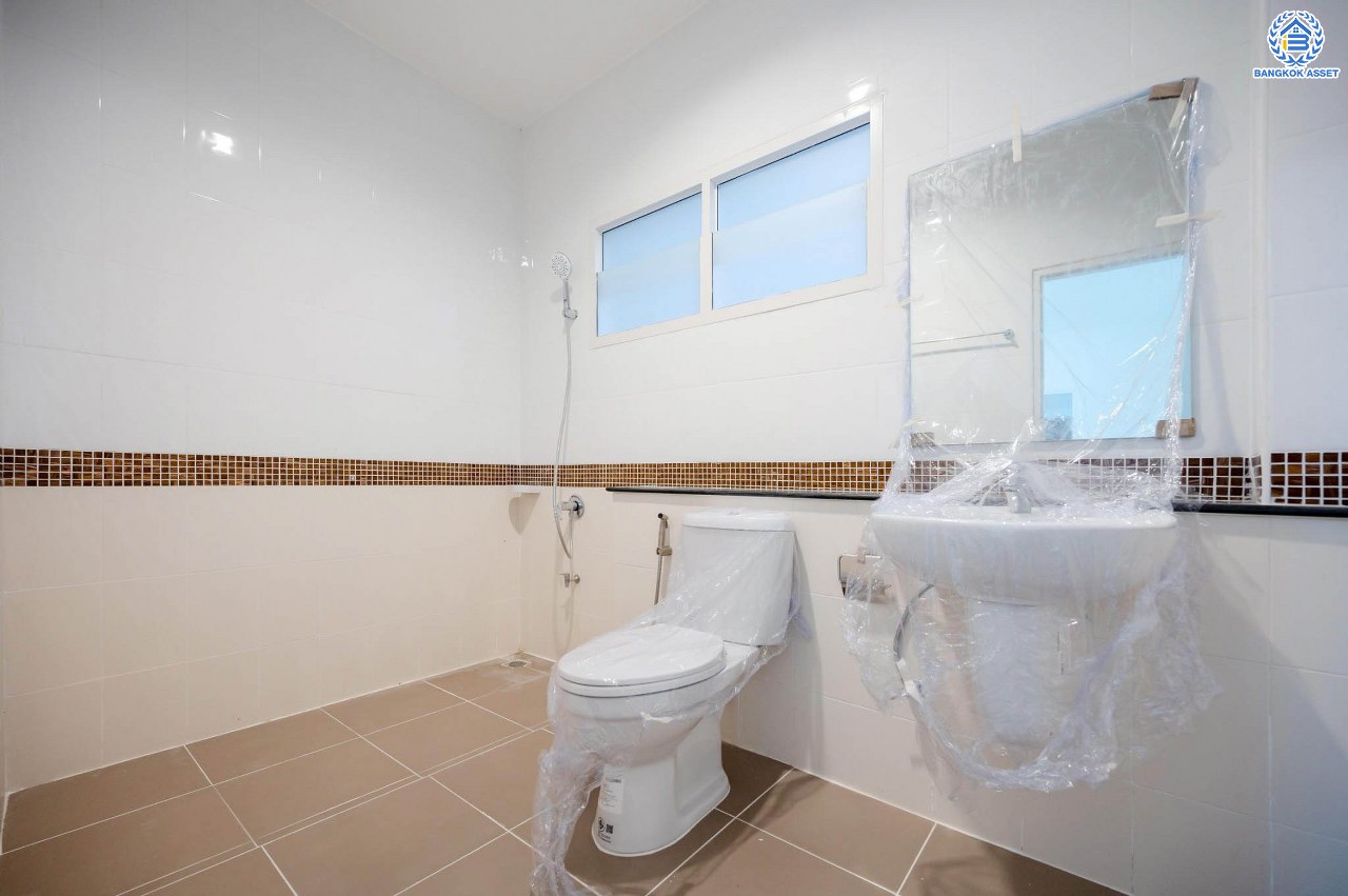 บ้านมือสองตกแต่งใหม่ โครงการ แลนซิโอ วงแหวน-ปิ่นเกล้า เนื้อที่ 37.3 ตร.ว. พื้นที่ใช้สอย 109.33 ตร.ม. พร้อมฟังก์ชัน 3 ห้องนอน 2 ห้องน้ำ จอดรถได้ 1 คัน บนทำเลเดินทางสะดวก ใกล้ถนนกาญจนาภิเษก เข้า-ออกได้หลายเส้นทาง ใกล้จุดขึ้นทางด่วน "ศรีรัช" และรถไฟฟ้าสายสีม่วง "สถานีสามแยกบางใหญ่"